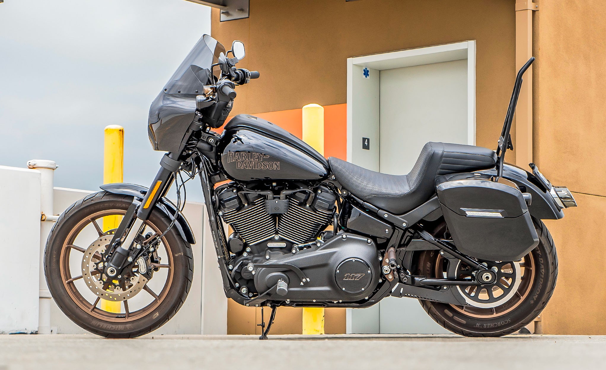 12L - Ironclad Quick-Mount Medium Harley Softail Low Rider S FXLRS Painted Hard Solo Saddlebag (Left Only) @expand