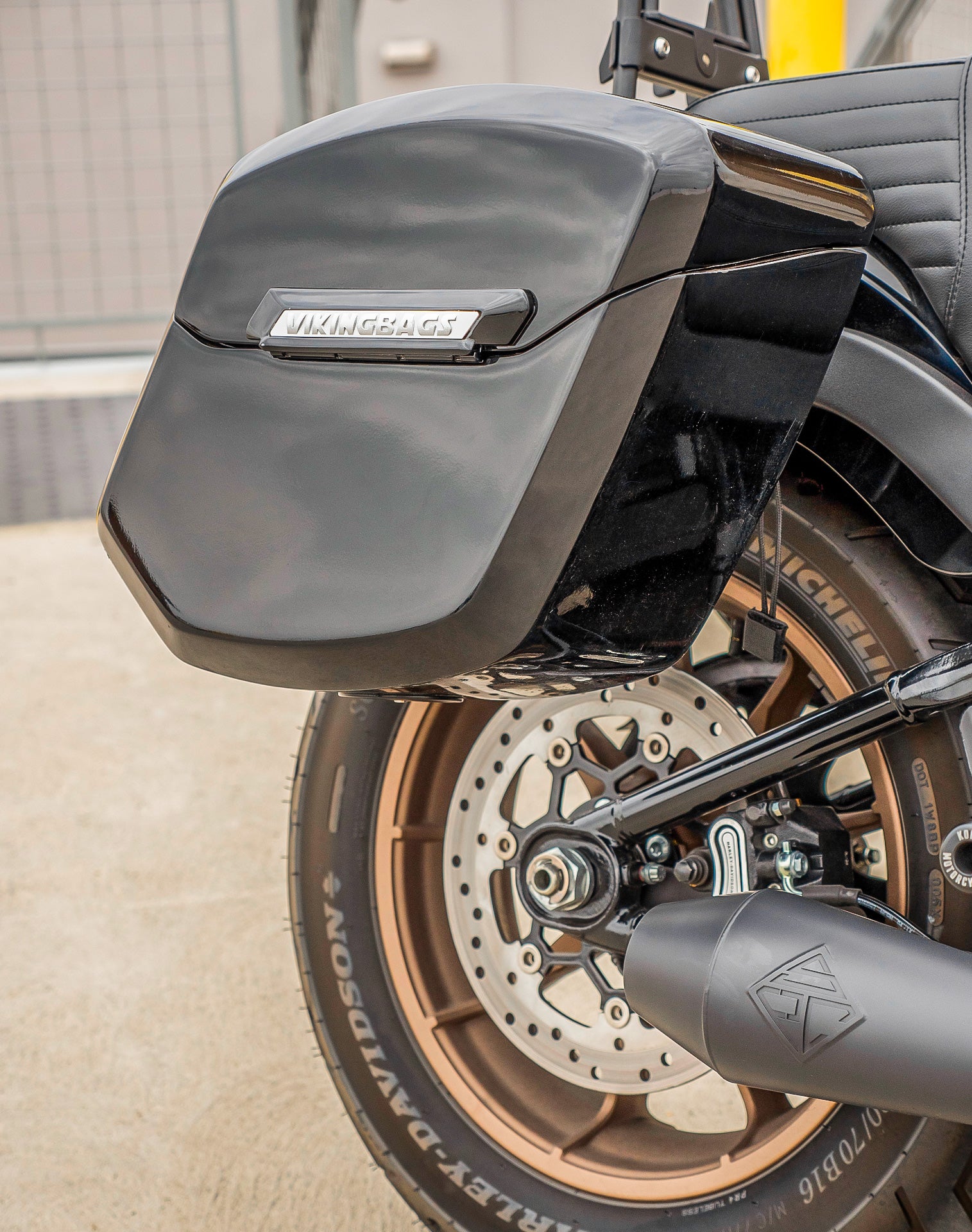 12L - Ironclad Quick-Mount Medium Harley Softail Low Rider S FXLRS Painted Hard Solo Saddlebag (Right Only) v3