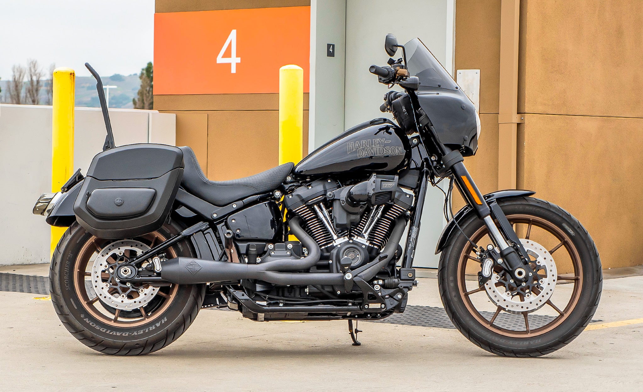 12L - Ironclad Quick-Mount Medium Harley Softail Low Rider S FXLRS Hard Solo Saddlebag (Right Only) @expand