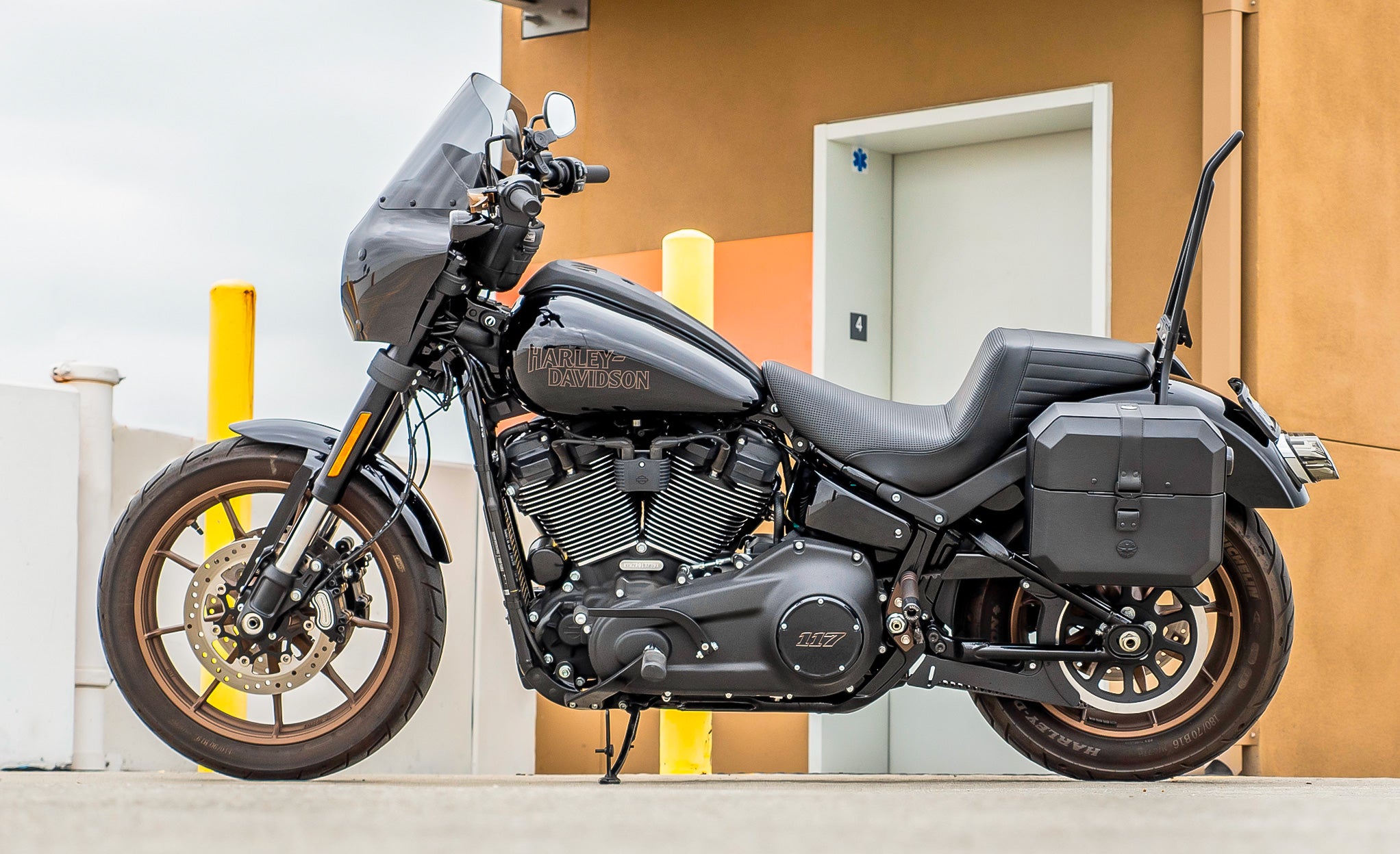 10L - Outlaw Quick Mount Small Harley Softail Low Rider S FXLRS Hard Solo Saddlebag (Left Only) @expand