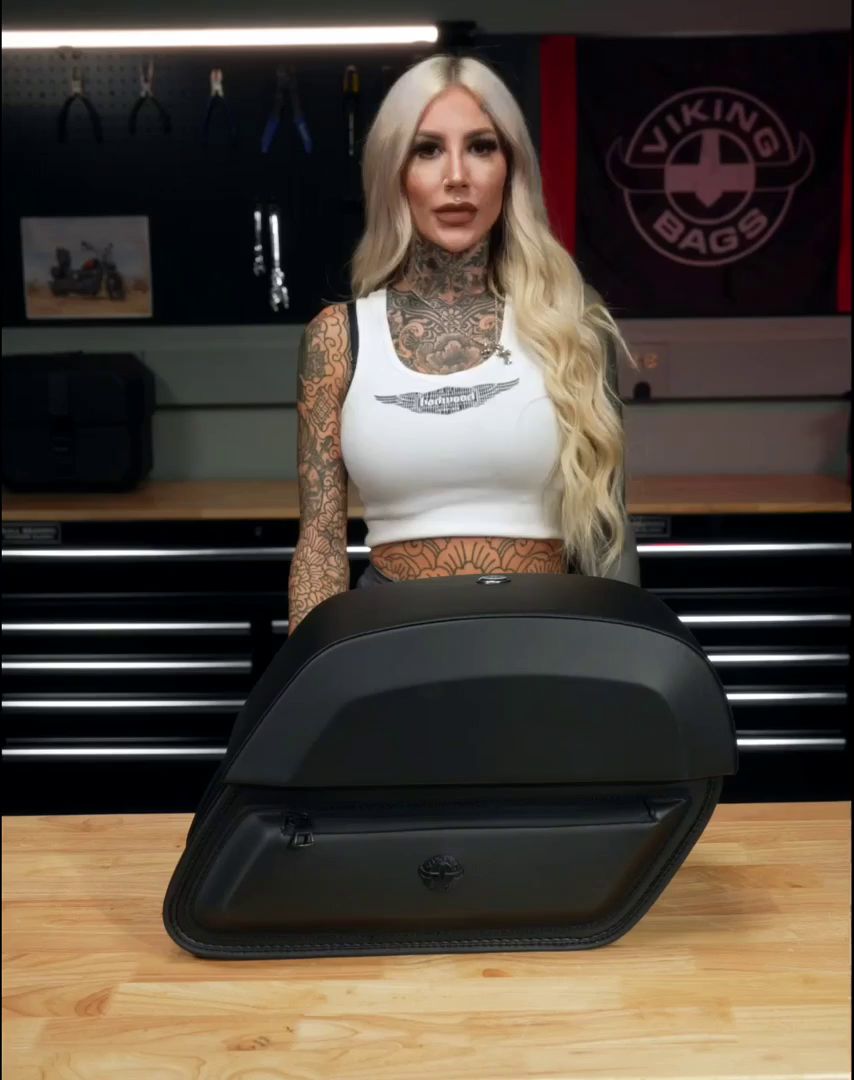 28L - Pantheon Medium Quick-Mount Motorcycle Saddlebags For Harley Softail Low Rider S FXLRS Demo Video